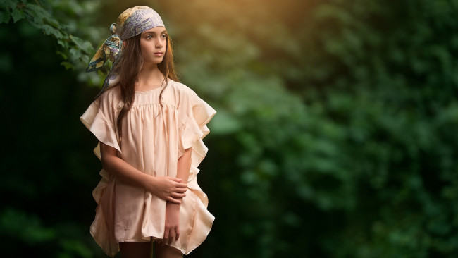 Обои картинки фото девушки, - брюнетки,  шатенки, платок, рыжие, волосы, поза