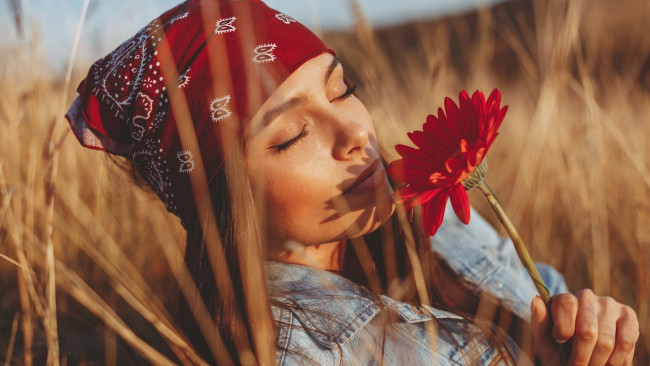 Обои картинки фото девушки, - лица,  портреты, платок, шатенка, гербера, закрытые, глаза