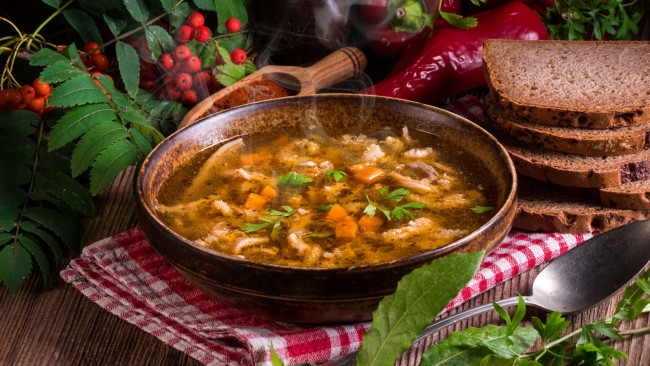 Обои картинки фото еда, первые блюда, рябина, мясной, суп, хлеб