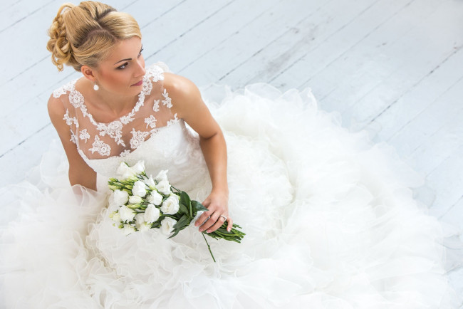 Обои картинки фото девушки, - невесты, свадебное, платье, невеста, букет