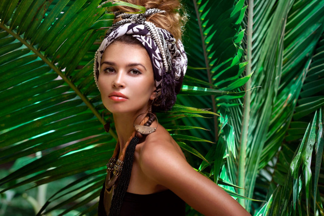 Обои картинки фото девушки, - рыжеволосые и разноцветные, платок, рыжие, волосы, украшения