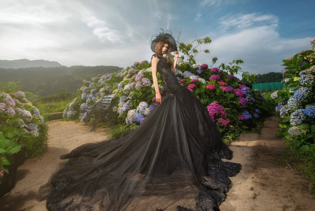 Обои картинки фото девушки, - брюнетки,  шатенки, кусты, гортензия, цветы, черное, платье, шатенка, шляпа