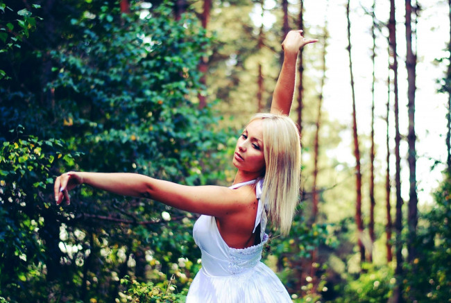 Обои картинки фото девушки, - блондинки,  светловолосые, белое, платье, блондинка, движения