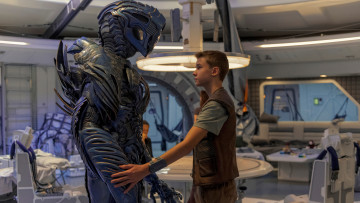 Картинка lost+in+space+ сериал+2018+–+2021 кино+фильмы сериал затерянные в космосе фантастика драма детектив maxwell jenkins will robinson