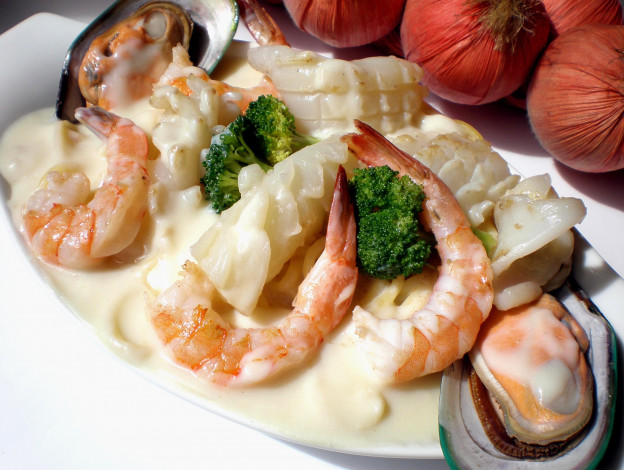 Обои картинки фото еда, рыбные блюда,  с морепродуктами, креветки, мидии, соус, брокколи