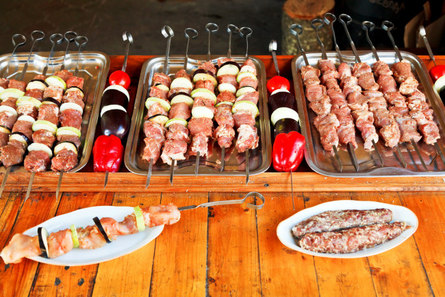 Обои картинки фото еда, шашлык,  барбекю, шампуры, шашлыки, овощи