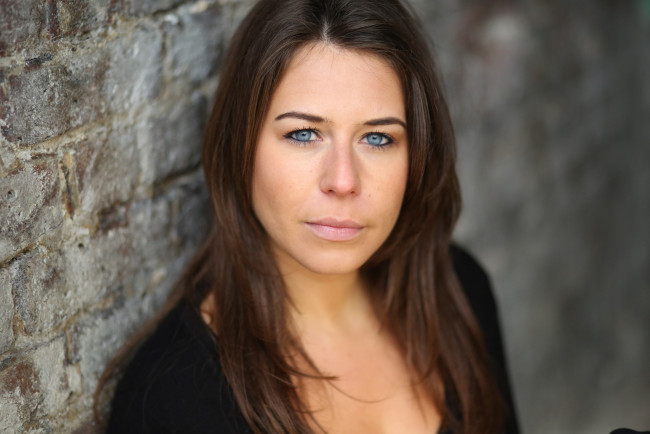 Обои картинки фото victoria croft, девушки, - лица,  портреты, шатенка, лицо, стена