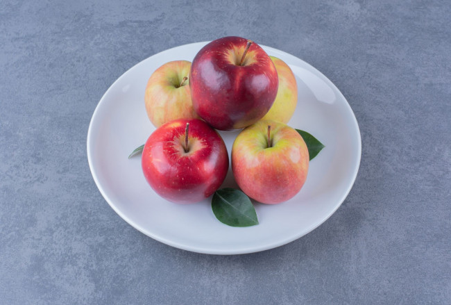 Обои картинки фото еда, яблоки, тарелка, румяные
