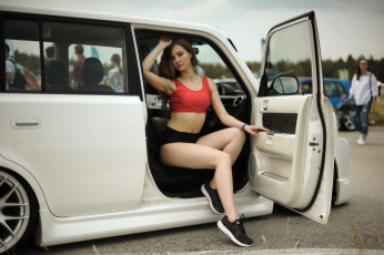 обоя девушка и авто, автомобили, -авто с девушками, девушка, женщина, шатенка, темноволосая, сексуальная, модель, звезда, позирует, разная, обувь, верхняя, стильная, одежда, нижнее, эротическое, бельё, трусы, лифчик, колготки, чулки, аксессуары, макияж, и, множество, элементов, на, фотографии