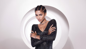 Картинка zendaya+impresses+in+bulgari+b zero1+jewelry+ads+2024 девушки zendaya+coleman актриса зендея zendaya фотосессия нoвая кoллeкция bulgari b zero1 campaign январь