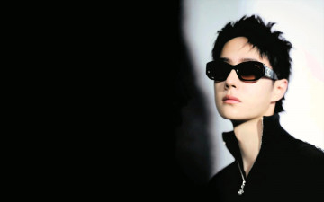 Картинка мужчины wang+yi+bo актер лицо очки