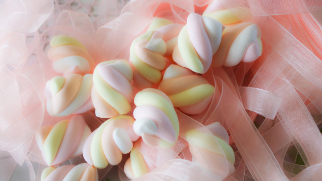 Обои картинки фото еда, конфеты,  шоколад,  мармелад,  сладости, макро, полоски, ленты, спирали, сладости, розовый, фон, десерт, тесьма, суфле, маршмеллоу