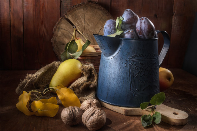 Обои картинки фото еда, натюрморт, листья, стол, доски, плоды, лейка, фрукты, орехи
