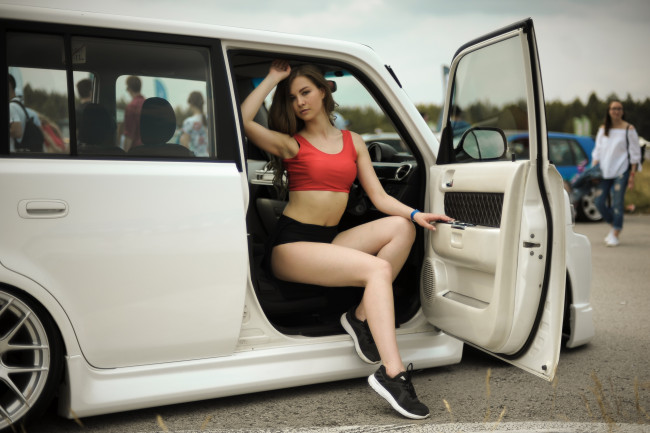 Обои картинки фото девушка и авто, автомобили, -авто с девушками, девушка, женщина, шатенка, темноволосая, сексуальная, модель, звезда, позирует, разная, обувь, верхняя, стильная, одежда, нижнее, эротическое, бельё, трусы, лифчик, колготки, чулки, аксессуары, макияж, и, множество, элементов, на, фотографии