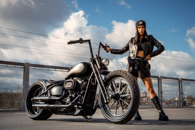 Обои картинки фото девушка и мотоцикл, мотоциклы, мото с девушкой, девушка, женщина, брюнетка, темноволосая, сексуальная, модель, звезда, позирует, разная, обувь, верхняя, стильная, одежда, нижнее, эротическое, бельё, трусы, лифчик, колготки, чулки, аксессуары, макияж, и, множество, элементов, на, фотографии
