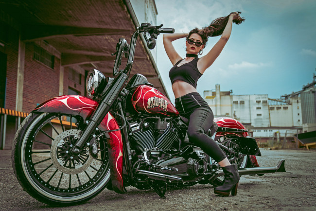 Обои картинки фото девушка и мотоцикл, мотоциклы, мото с девушкой, девушка, женщина, разноцветная, сексуальная, модель, звезда, позирует, разная, обувь, верхняя, стильная, одежда, нижнее, эротическое, бельё, трусы, лифчик, аксессуары, макияж, колготки, чулки, и, множество, элементов, на, фотографии