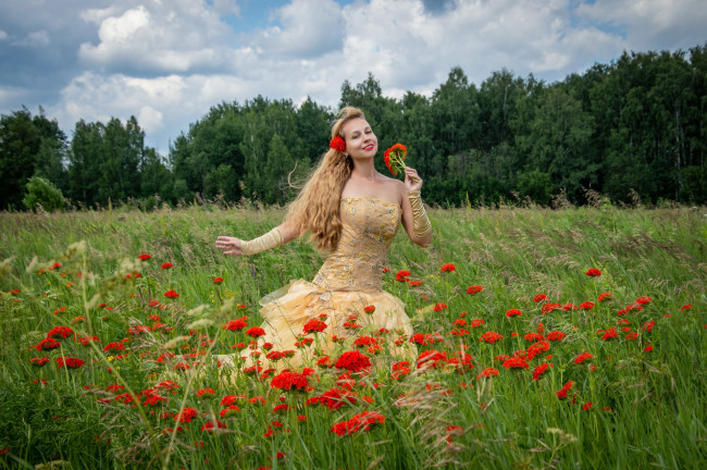 Обои картинки фото девушки, виктория бородинова, луг, цветы, трава, блондинка