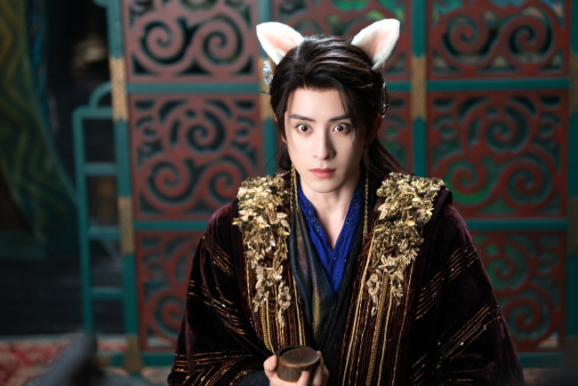 Обои картинки фото кино фильмы, moonlight mystique, парень, наряд, ушки, чашка