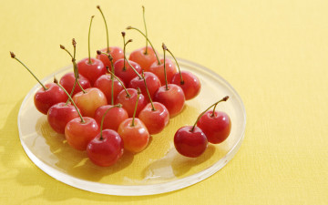 Картинка еда вишня черешня тарелка желтый фон