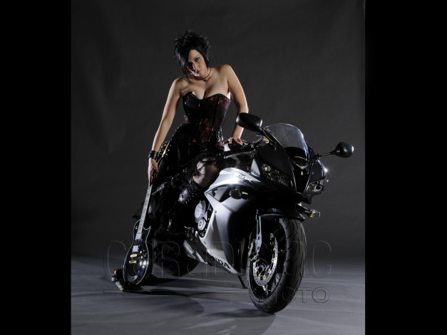 Обои картинки фото мотоциклы, мото, девушкой