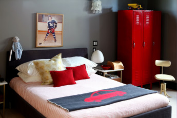 Картинка интерьер детская комната портрет шкафчики кровать подушки игрушки