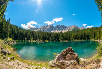 Картинка природа реки озера лес lago di carezza озеро солнечно деревья