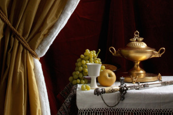 Картинка еда натюрморт меч яблоко виноград штора