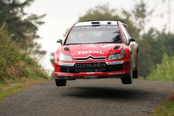 Картинка спорт авторалли колеса капот citroen c4 wrc rally ралли красный передок лого в воздухе