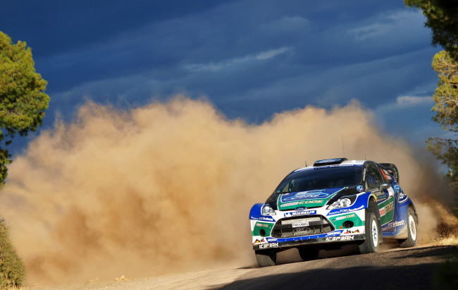 Обои картинки фото спорт, авторалли, тучи, небо, wrc, car, rally, ford, fiesta, гонка, завеса, автомобиль, форд