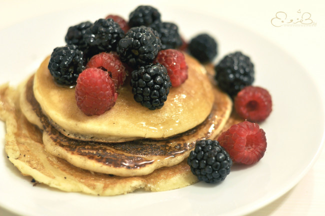 Обои картинки фото еда, блины, оладьи, ежевика, малина, ягоды, блинчики