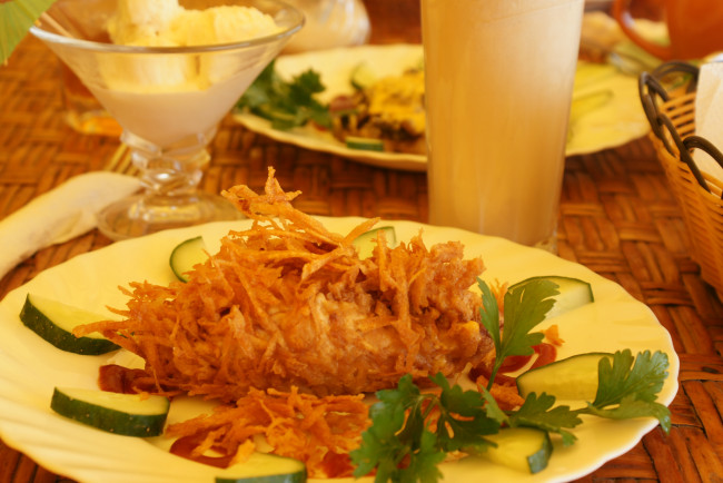 Обои картинки фото еда, вторые, блюда, петрушка, огурцы, бокал, курица, тарелка, мороженое