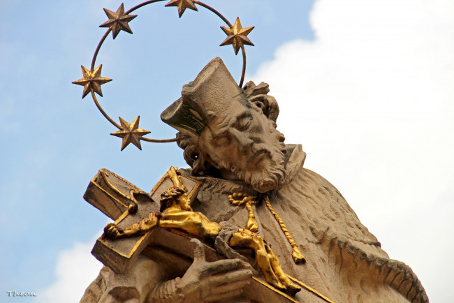 Обои картинки фото разное, рельефы, статуи, музейные, экспонаты, статуя, нимб, крест