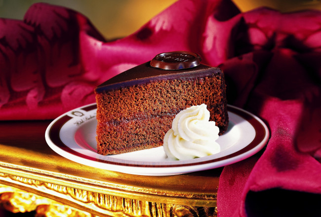 Обои картинки фото еда, пирожные, кексы, печенье, тарелка, сливки, пирожное