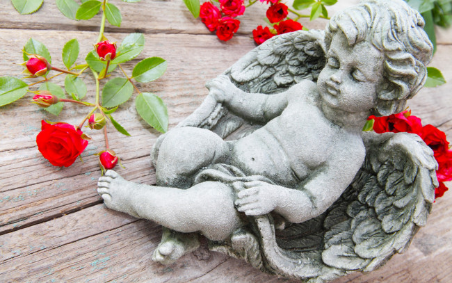 Обои картинки фото разное, рельефы,  статуи,  музейные экспонаты, ангел, купидон, фигурка, розы, ветки, стол