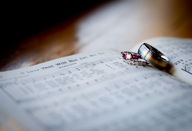 Обои картинки фото разное, украшения,  аксессуары,  веера, книга, фон, кольца