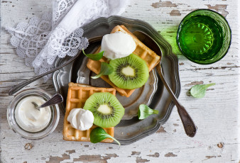 Картинка еда блины +оладьи салфетка киви сметана печенье тарелка стол