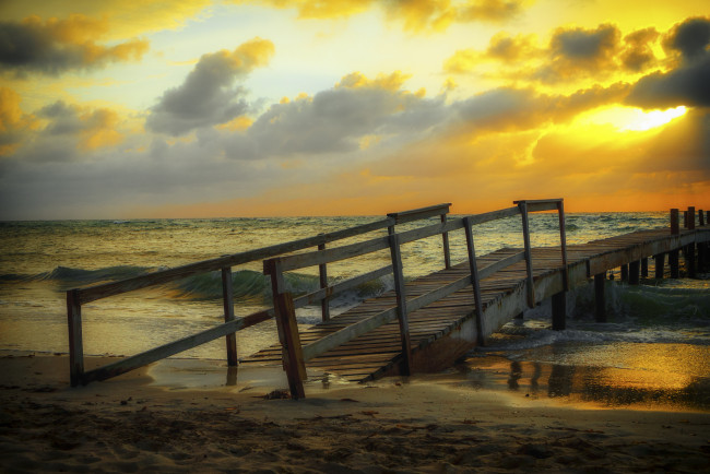 Обои картинки фото природа, побережье, сумерки, мостик, пляж, океан