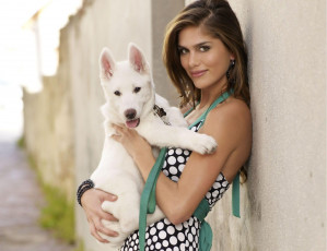 Картинка девушки anahi+gonzales шатенка модель щенок стена сарафан улыбка