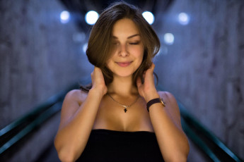 Картинка девушки -unsort+ брюнетки темноволосые часы крестик улыбка модель дарья гунчикова