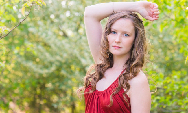 Обои картинки фото девушки, -unsort , блондинки,  светловолосые, сарафан, браслет, зелень