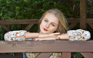 Картинка девушки -unsort+ лица +портреты блондинка блузка часы ограда