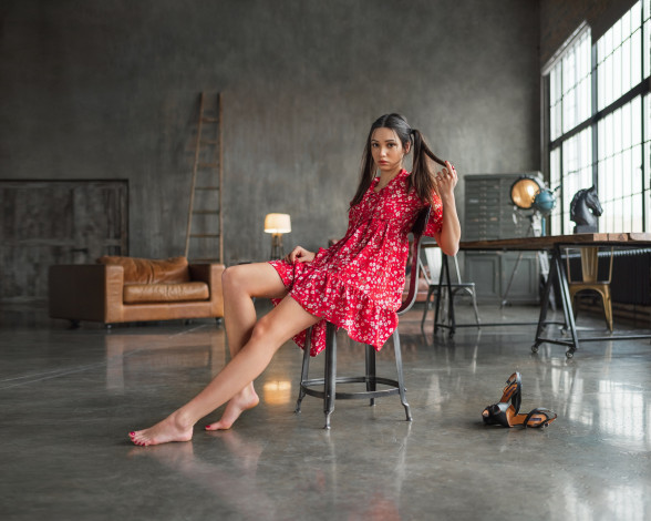 Обои картинки фото mariya volokh, девушки, мария волох, модель, брюнетка, мария, волох, косички, красное, платье, босиком, высокие, каблуки, кушетка, глубина, резкости, женщины, в, помещении, карие, глаза