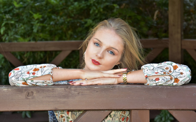 Обои картинки фото девушки, -unsort , лица,  портреты, блондинка, блузка, часы, ограда