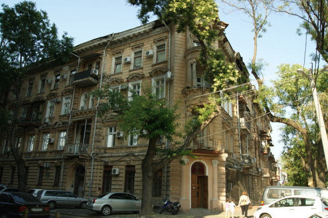 Обои картинки фото одесса,  угол базарной - маразлиевской, города, одесса , украина, автомобили, дети, мотоцикл, столб, женщина, деревья, дом, небо