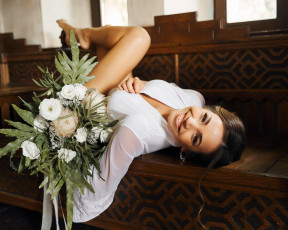 Картинка девушки -+брюнетки +шатенки шатенка букет улыбка