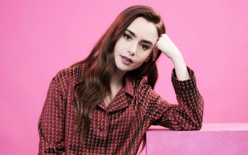 Картинка девушки lily+collins поза