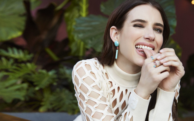 Обои картинки фото девушки, emma roberts, шатенка, сетка, гримаса, сад