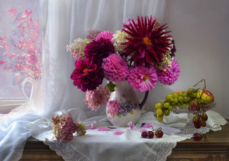 Картинка еда натюрморт букет георгины виноград яблоки