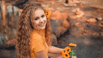 Картинка девушки -+рыжеволосые+и+разноцветные локоны карие глаза улыбка букет