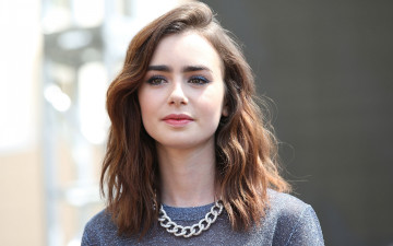 Картинка девушки lily+collins макияж украшение свитер